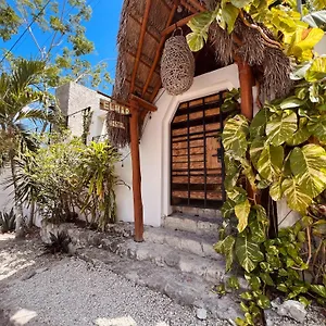elmar-hostal.quintano-roohotels.com/